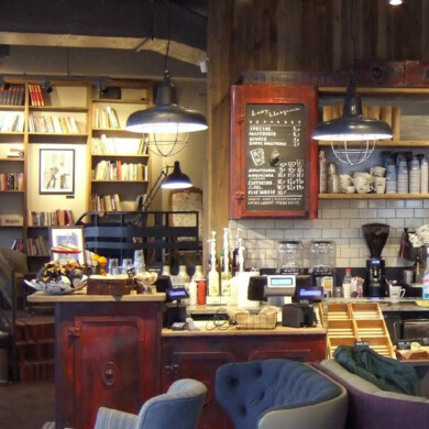 ARCHITEKTURA, WNĘTRZA, DESIGN Architektura i wnętrza kawiarni Green Caffè Nero przy KEN w Warszawie