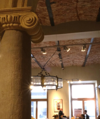 Projektujemy kawiarnie, restauracje – oświetlrnie i sufit w Green Caffè Nero na Brackiej w Krakowie