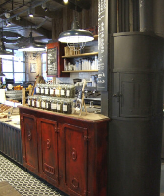 Unikatowy design strefy siedzeń kawiarni Green Caffè Nero w Warszawie