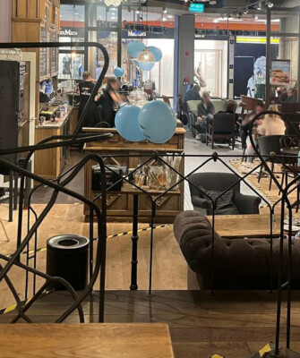 Unikatowy design strefy siedzeń w kawiarni Green Caffè Nero we Wrocławiu