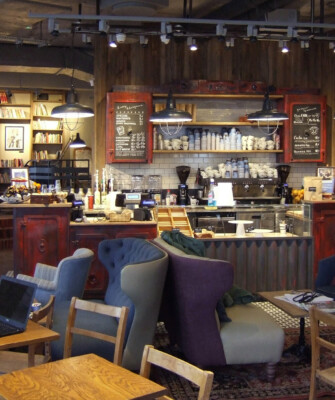 Projektujemy lokale gastronomiczne – architektura i wnętrza Green Caffè Nero przy Al. KEN w Warszawie