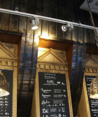 Projektujemy kawiarnie, restauracje – lada barowa kawiarni Green Caffè Nero, Karolkowa