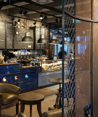 Kreatywne studio architektury – wnętrze kawiarni Green Caffè Nero przy Konstruktorskiej w Warszawie