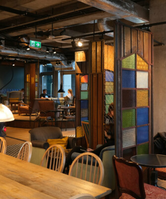 Unikatowy design strefy siedzeń w kawiarni Green Caffè Nero, Warszawa