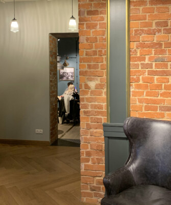 Unikatowy design strefy siedzeń kawiarni Green Caffè Nero w Krakowie
