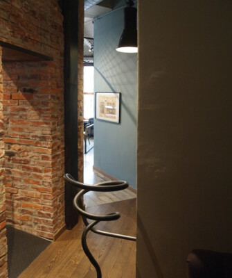 Unikatowy design oświetlenia i materiałów w kawiarni Coffee House