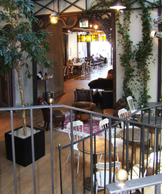 Unikatowy design kawiarni Green Caffè Nero – widok od placu Trzech Krzyży w Warszawie