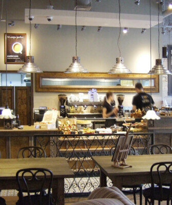 Kreatywne studio architektury – nagrodzone wnętrze Green Caffè Nero w biurowcu Adgar Wave