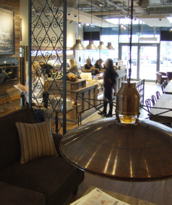 Unikatowy design strefy siedzeń kawiarni Green Caffè Nero w budynku Wave