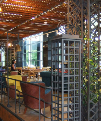 Unikatowy design sali kawiarni Green Caffè Nero w biurowcu Millennium Plaza