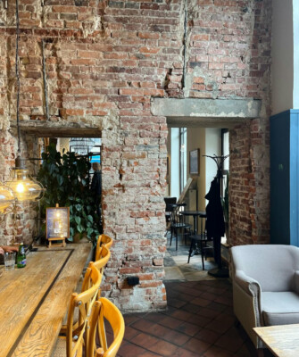 Unikatowy design sali Green Caffè Nero w pasażu Tutti Frutti we Wrocławiu